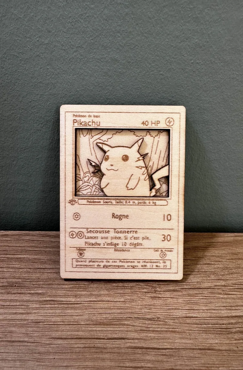 Carte Pokémon Pikachu en bois, gravée en relief 3D