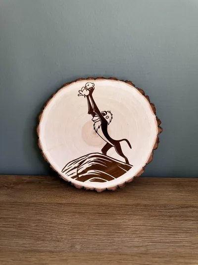Dessous de plat Le Roi Lion en bois gravé – photo 1