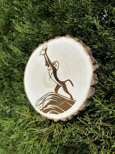 Dessous de plat Le Roi Lion en bois gravé – photo 2