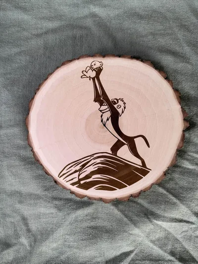 Dessous de plat Le Roi Lion en bois gravé – photo 3