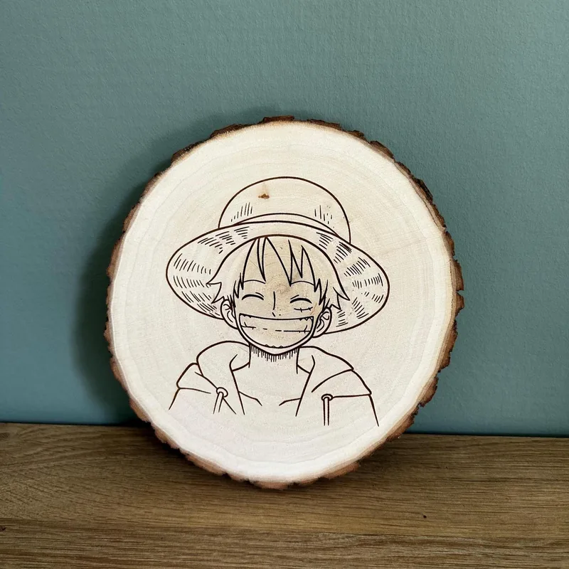 Dessous de plat en bois gravé à l'effigie de Luffy
